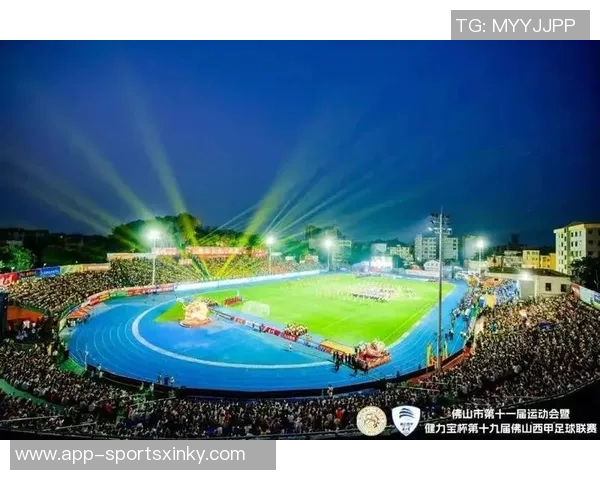 西甲球员开场静止抗议引发热议赛事转播俯瞰球场长达20秒